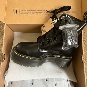 Dr. Martens MOLLY PLATFORM COMBAT BOOT - WOMEN'S